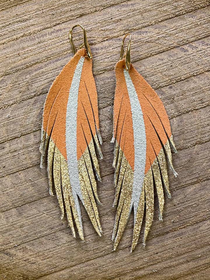 Brincos Pele Curta Pena - Glitter Caramel/Ouro por atacado de The Supply Society