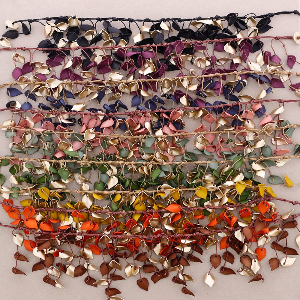 Sonata – Großhandel Halsband/Collier – Lange Halskette mit Blütenblatt-Anhängern aus Kunstharz4