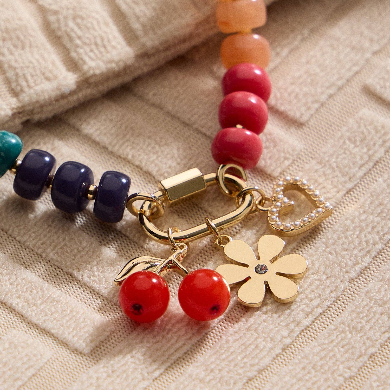 Frem – wholesale Hänge-/berlockhalsband – Flerskiktat glaspärlhalsband med trio av berlocker12