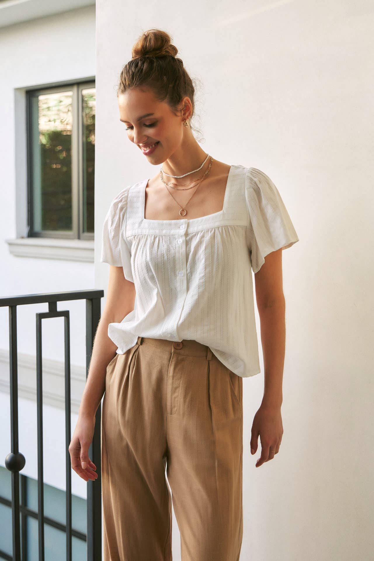 in february – Großhandel Bluse – Damen – BLUSE MIT STRUKTURIERTEM STOFF UND VIERKANT-AUSSCHNITT MIT KNOPFLEISTE16