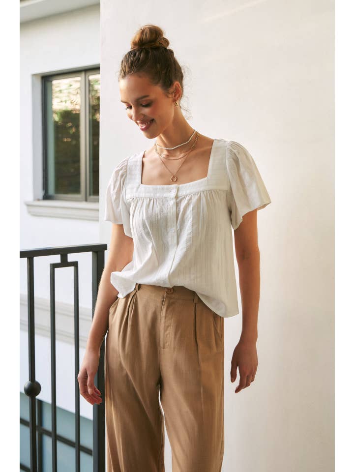 in february – Großhandel Bluse – Damen – BLUSE MIT STRUKTURIERTEM STOFF UND VIERKANT-AUSSCHNITT MIT KNOPFLEISTE16