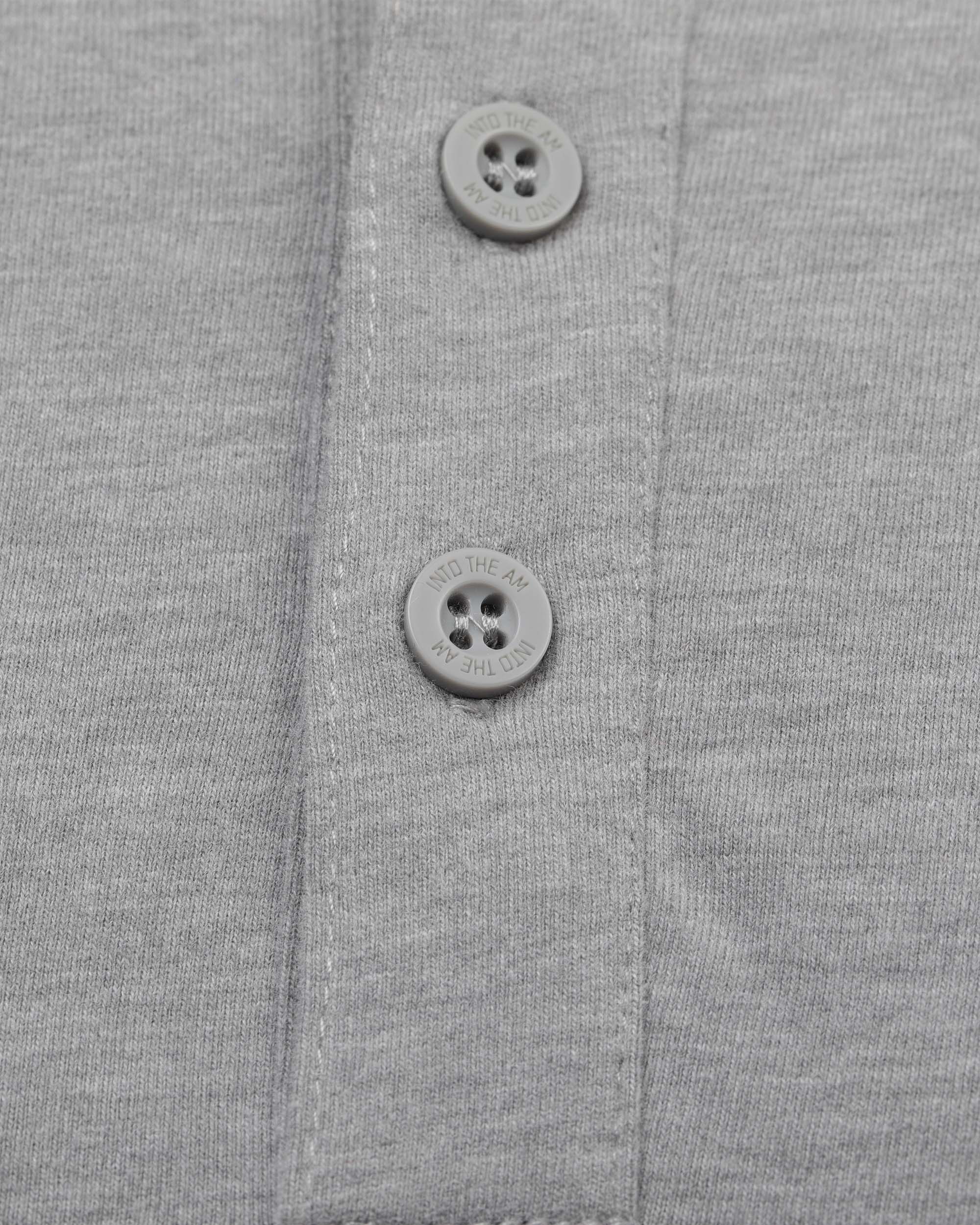 INTO THE AM – Engroshandel T-shirt – til mænd – Herre T-shirt med korte ærmer og henley-udskæring24