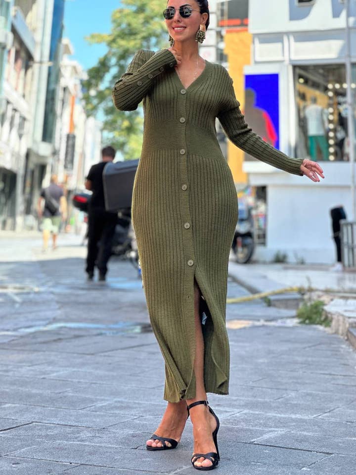 Komfortables Strickkleid mit Knöpfen in Olivgrün für den Großhandel von Refined
