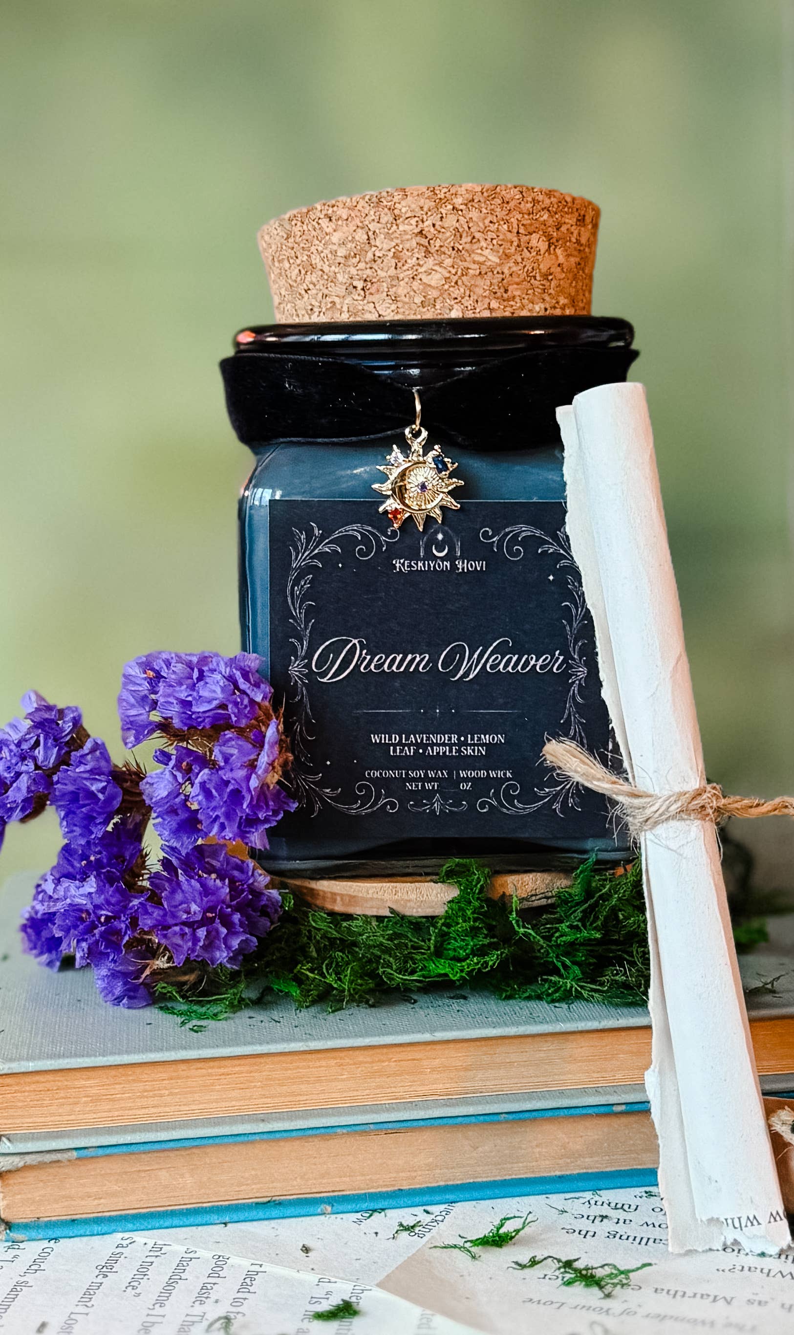 Keskiyön Hovi - The Midnight Court - Wholesale Jar/Filled Candle - Dream Weaver Literary Candle with Charm - Lavender Apple4