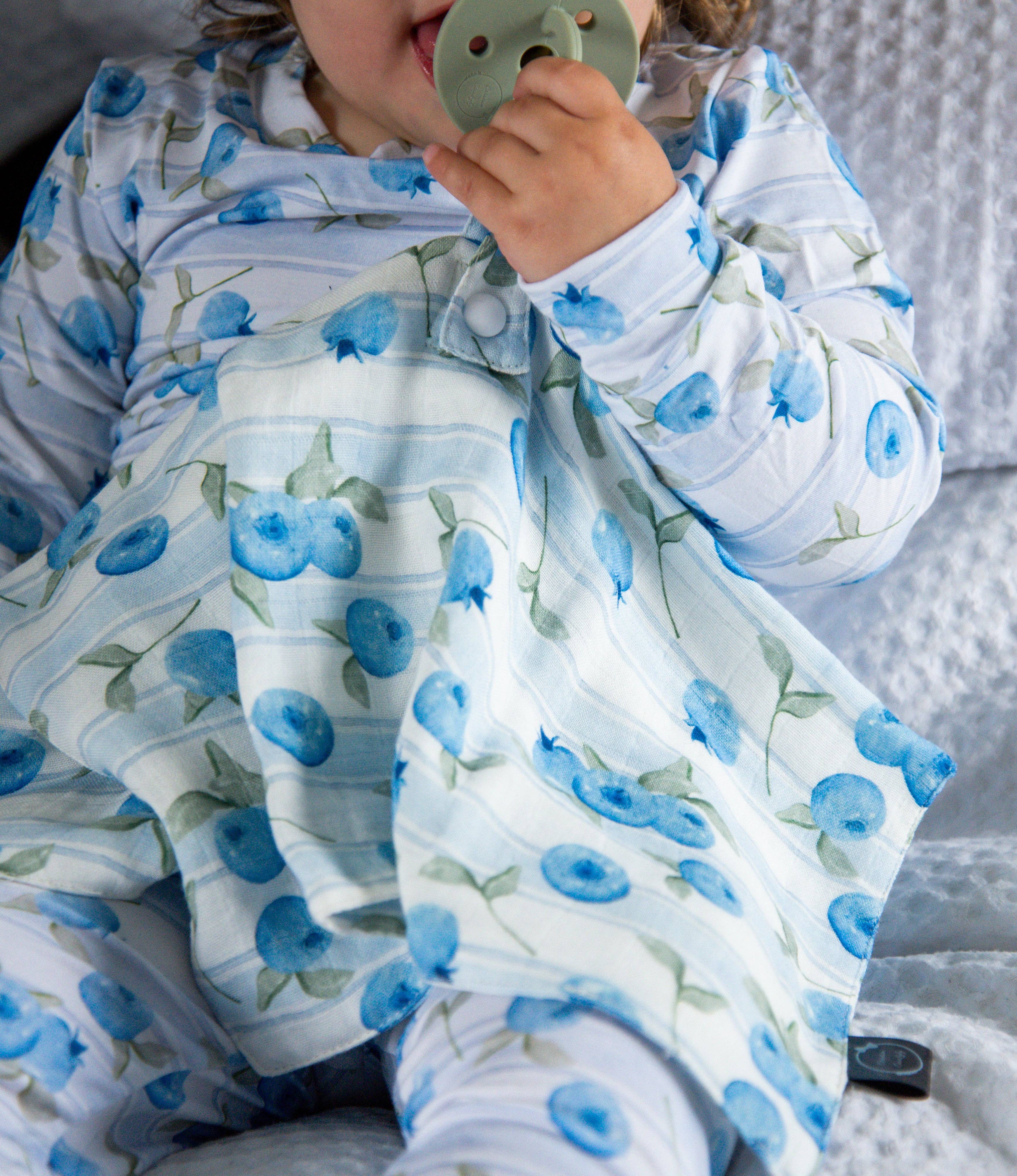 Création cocolyly inc. - Wholesale Pacifier Clip - Baby - Attache-suce bleuets en mousseline de bambou1