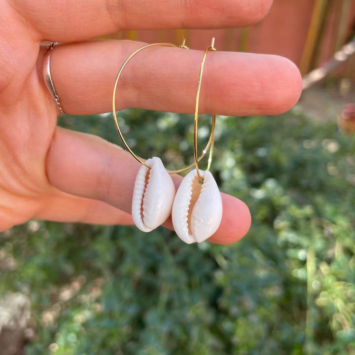 Orecchini a cerchio con conchiglia di cauri per la vendita all'ingrosso da parte di Boutique Bohème