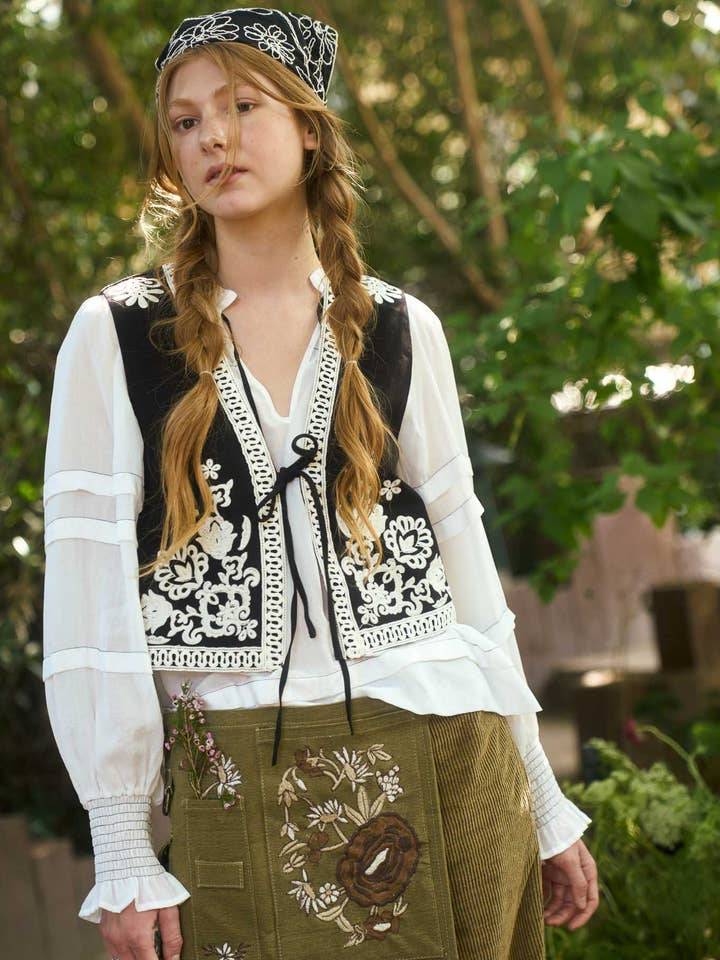 Blu Pepper - Wholesale Outerwear Vest - Women's - EMBROIDERY DETAIL FRONT TIE SLEEVELESS VEST 0