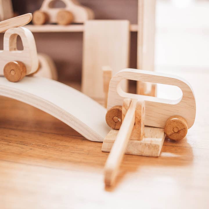 Q Toys – Großhandel Spielzeugset – Kinder – Holzspielzeug-Set mit 7 Mini-Fahrzeugen und Zubehör3