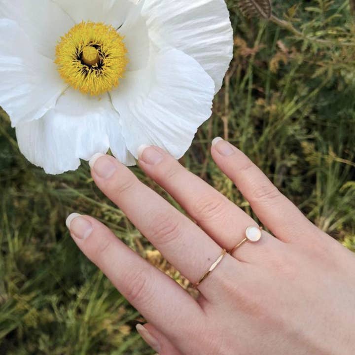 REGENBOGEN-MONDBLUMEN GROSSER 6MM EDELSTEINRING für den Großhandel von Siren Jewelry
