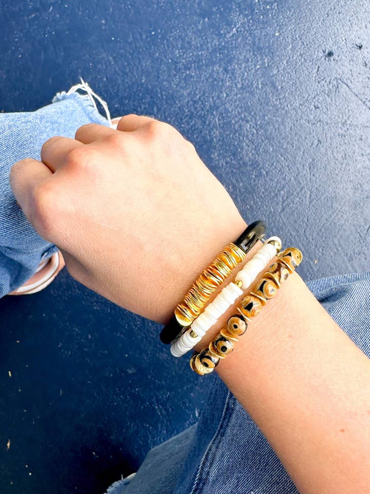 Pile de bracelets Set Me Free pour la vente par SoSis, The Label