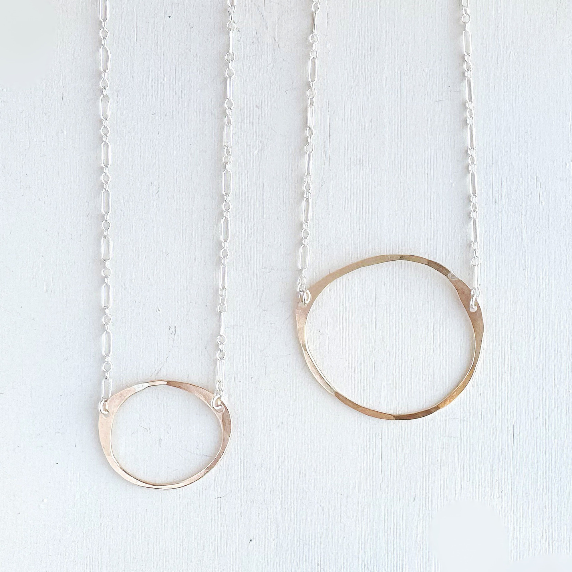 Freshie & Zero - Venta al por mayor Collares con colgantes/abalorios - Collar de cadena de plata ovalada con piedra pequeña chispeante martillada en oro.2