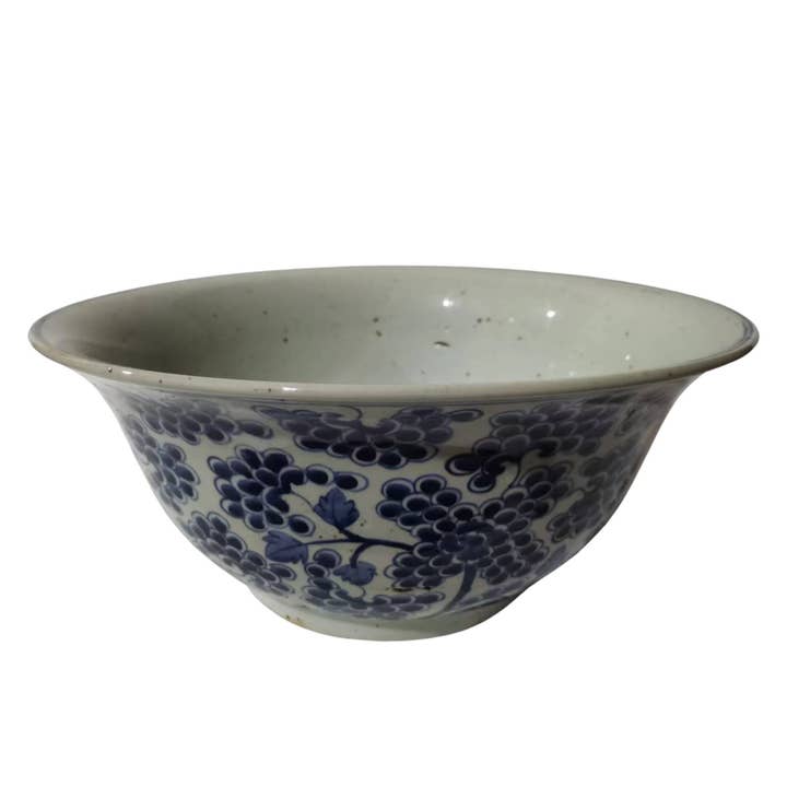Bol rustique bleu et blanc à motif de vigne pour la vente par Legend Accents