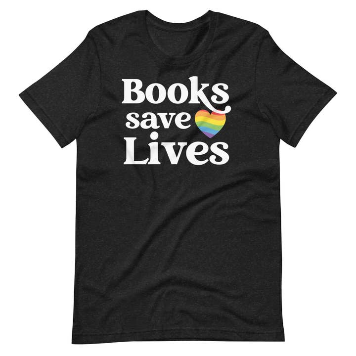 HBTQ Bibliotekarie T-shirt: Böcker Räddar Liv, Statement T-shirt för wholesale av Keen Bee Studio