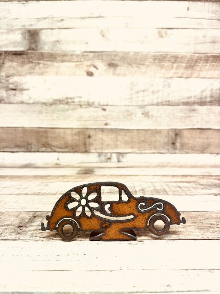 Figurine sur pied en métal rustique Hippie Slug Bug Doodad pour la vente par Universal Ironworks USA