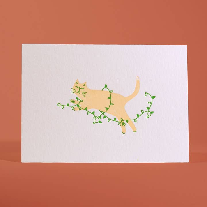 Carte de vœux typographique Chat de Noël dans les lumières pour la vente par Half Pint Studio