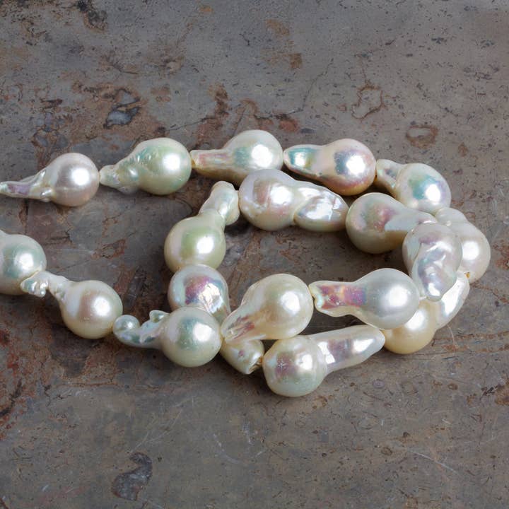 Perles baroques ultra blanches de 24x13mm, 16 pouces, 19 perles pour la vente par The Bead Traders