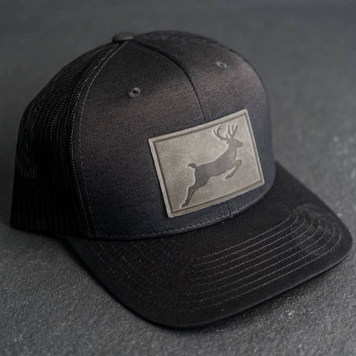 Lederen Patch Performance Stijl Trucker Pet - Hert Stempel voor wholesale door Ox & Pine