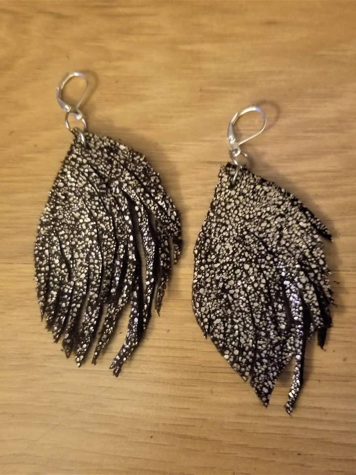Boucles d'oreilles à double frange en cuir marron à taches argentées pour la vente par Shift Clothier, Inc.