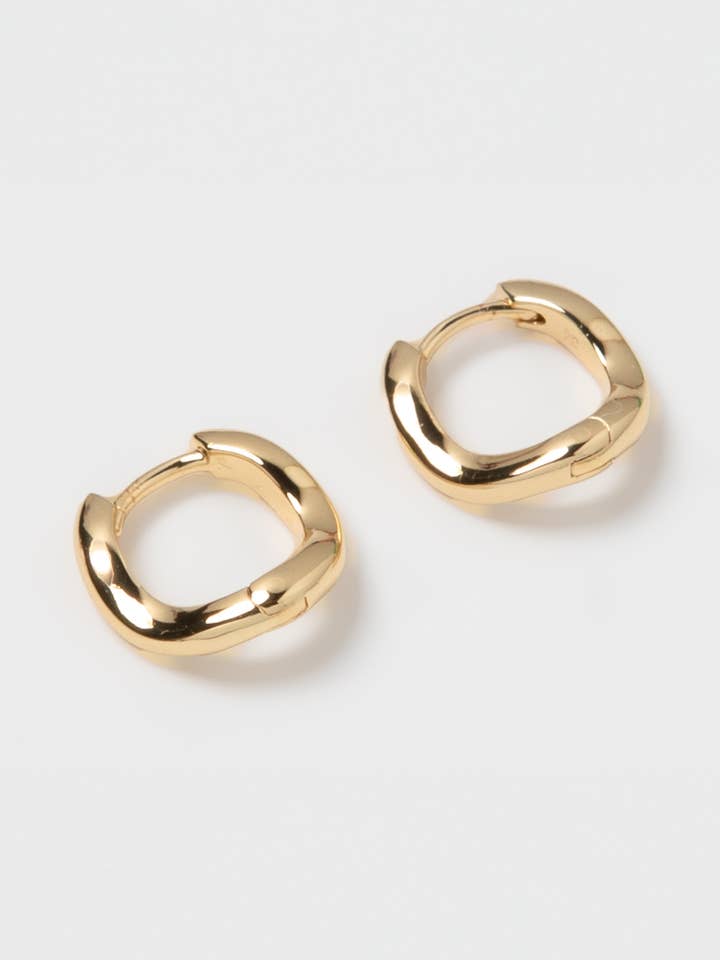 Kleine Rowan-Kreolen in Gold für den Großhandel von Wolf Circus Jewelry