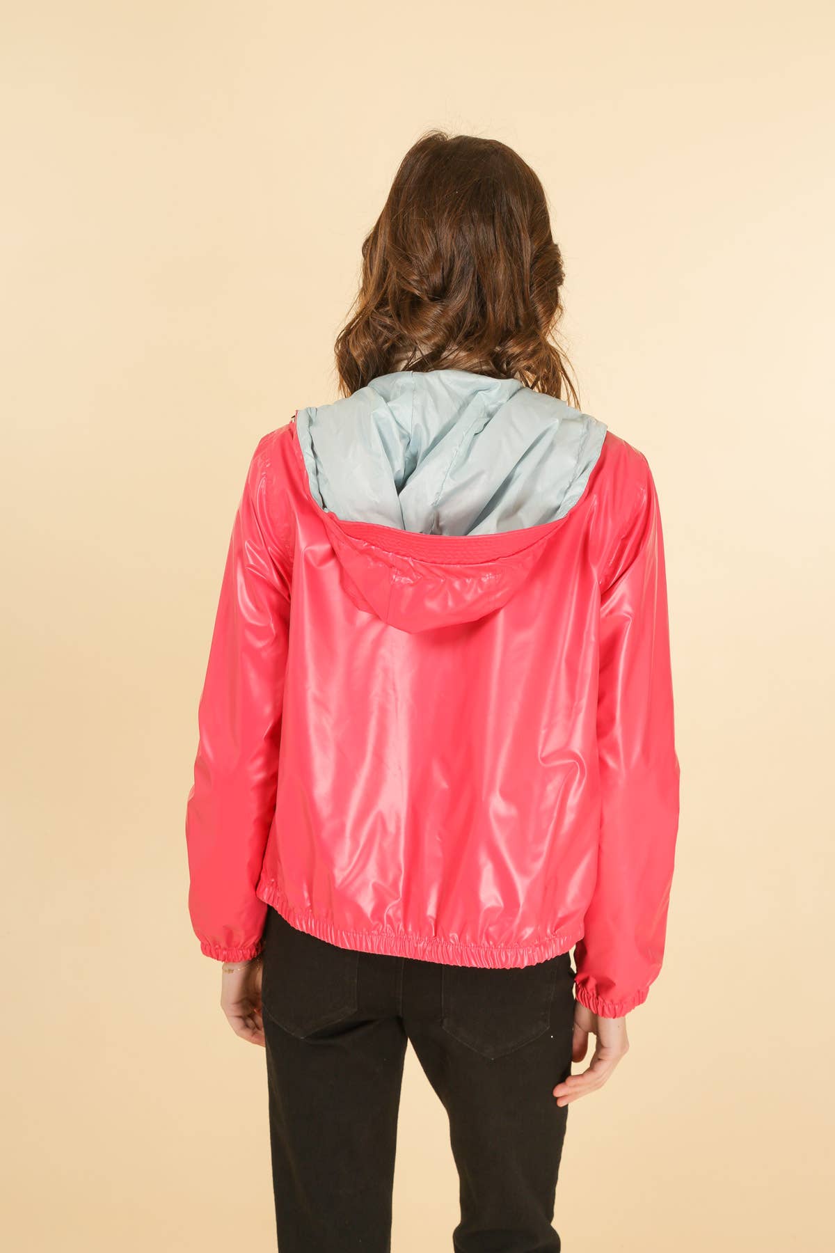 Attrait Paris – Engroshandel Vindjakke - Dame – Kort metallisk vindjakke med hætte og integreret skygge17