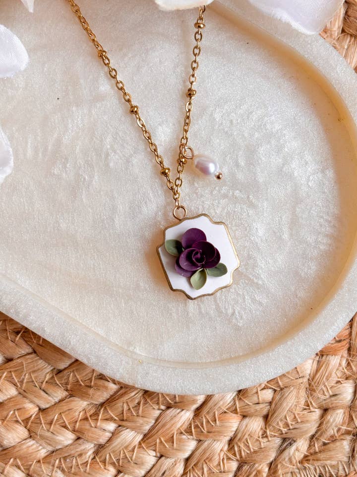 Collier Charme Rose Bourgogne pour la vente par Sarah Jane Designs