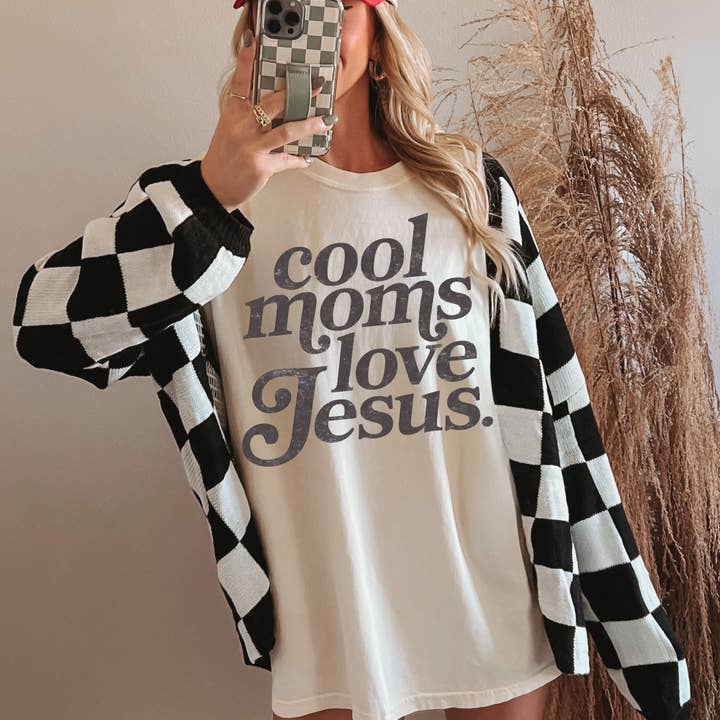 T-shirt Cool Moms Love Jesus pour la vente par Trendy Tee Co.