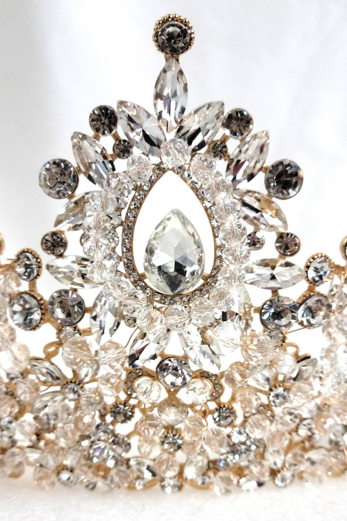 Chicas - Wholesale Tiara - Women's - Metal tiara with crystal balls and jewel rhinestones HT96223