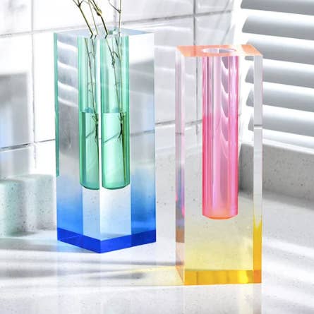 Vase à bouton en cristal acrylique aux reflets arc-en-ciel pour la vente par Crystolver (We Cover All Import Fees)