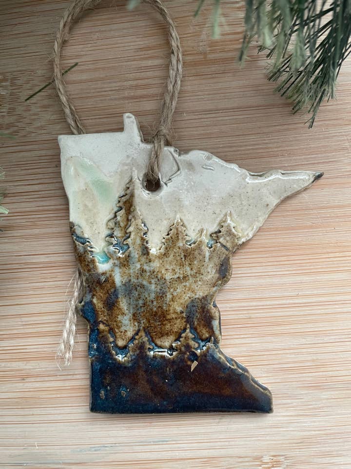 Rustikales Minnesota mit Bäumen, Keramik-Ornament für den Großhandel von Flow Art Studios