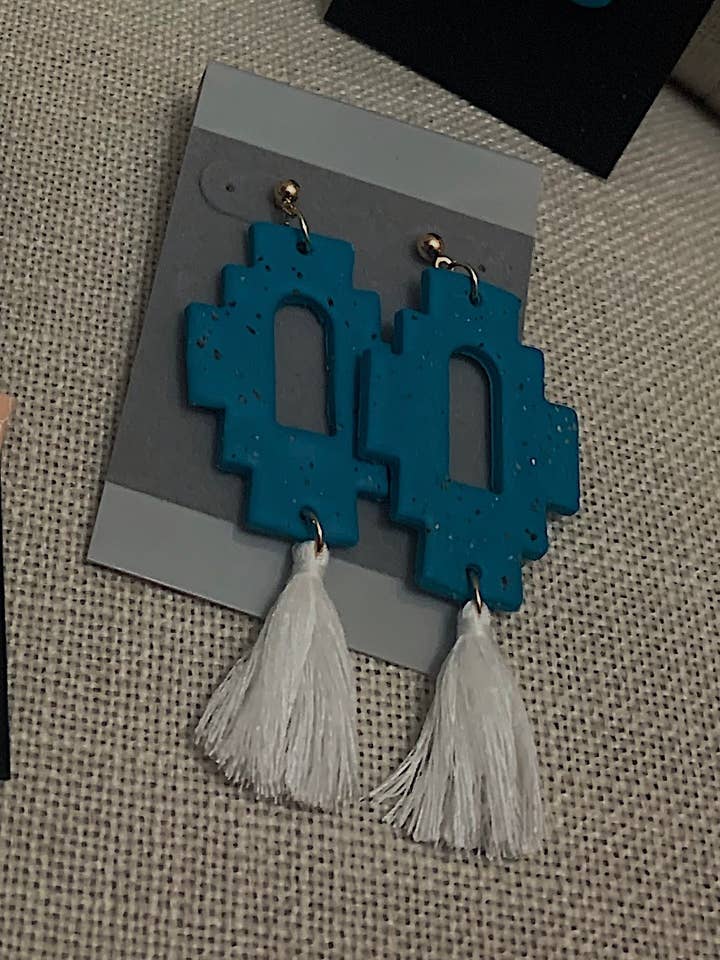 Pendants aztèques mouchetés turquoises avec pompons pour la vente par Polymearrings Jewelry Co.