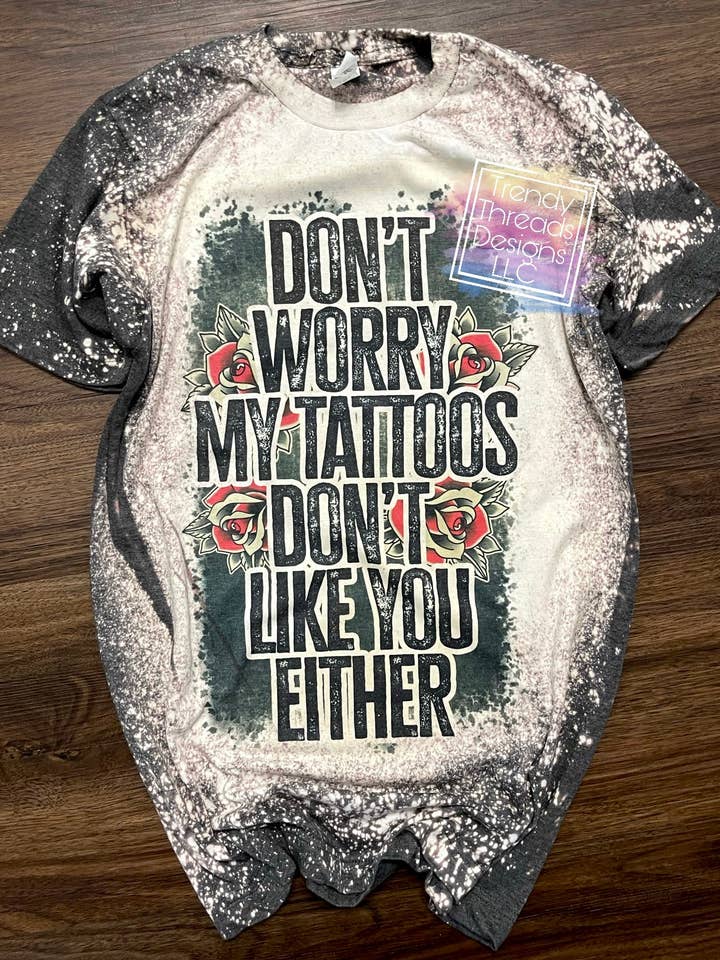 Non preoccuparti, ai miei tatuaggi non piaci nemmeno la tua camicia per la vendita all'ingrosso da parte di Trendy Threads Designs LLC