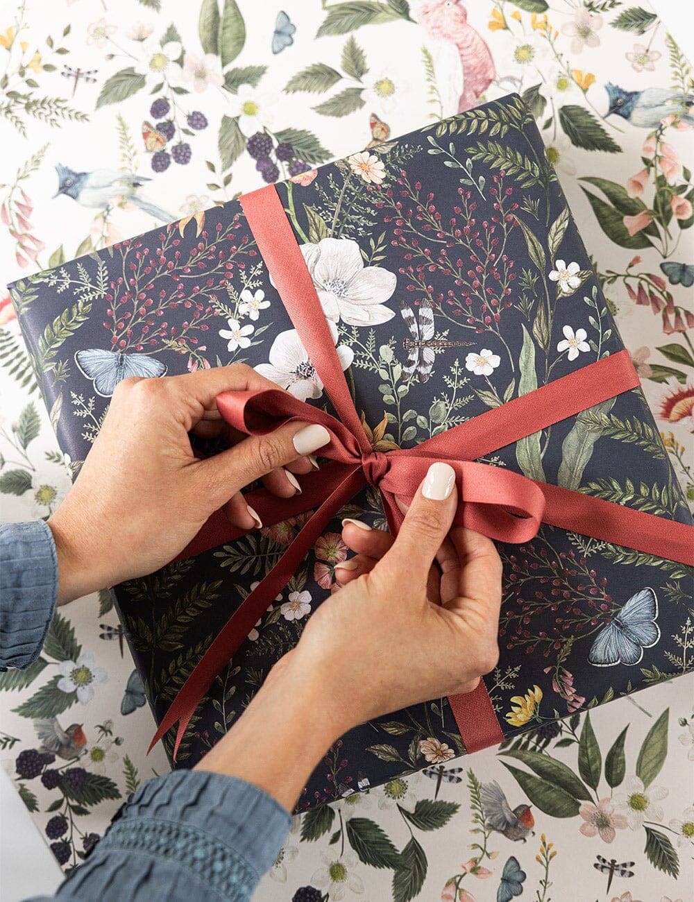 Bespoke Letterpress – Großhandel Geschenkpapier in Bögen – Kakadu / Dämmerung in Blüte 6er-Pack Geschenkpapierbögen3