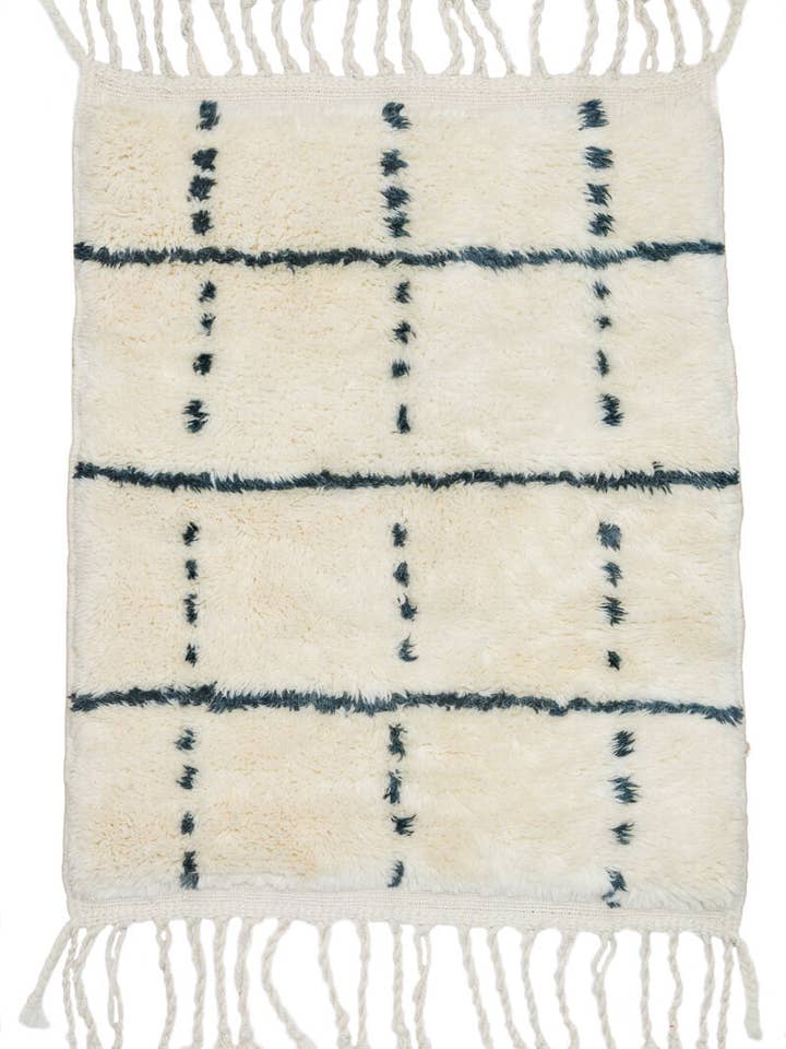 Elfenben med mørk skifergrå gitter Beni Mini marokkansk uldtæppe for engroshandel hos Ouive