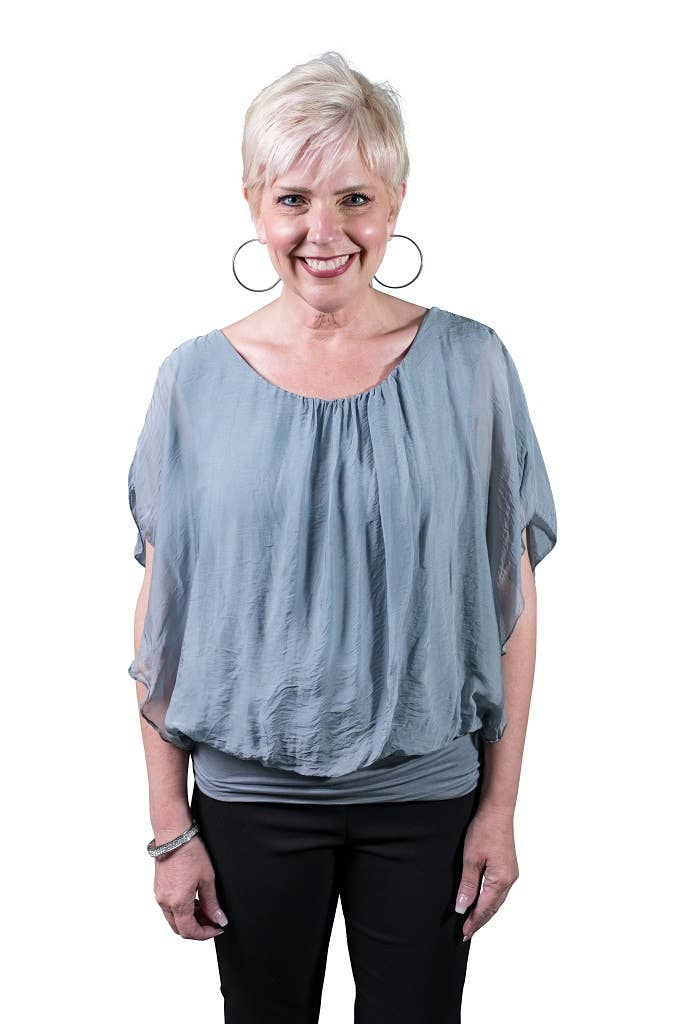 TINA Stephens Italy/Tees By Tina – Engroshandel Bluse - Dame – Aurora Flutter Fly Sleeve Silke Top m/Band Bund (BSS202)1