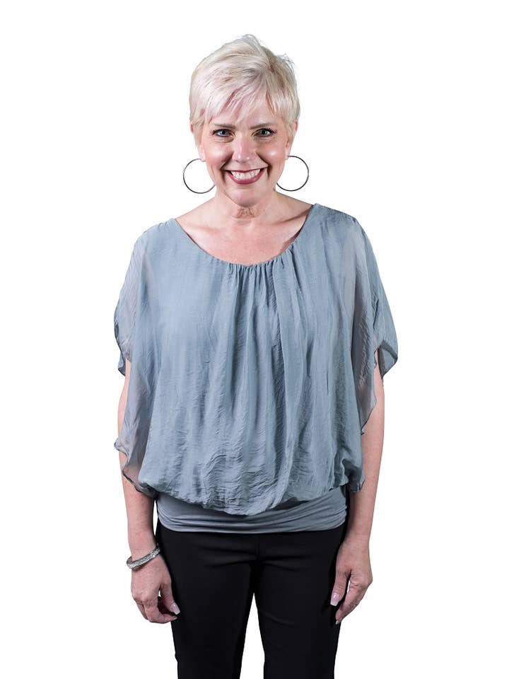 TINA Stephens Italy/Tees By Tina – Engroshandel Bluse - Dame – Aurora Flutter Fly Sleeve Silke Top m/Band Bund (BSS202)1