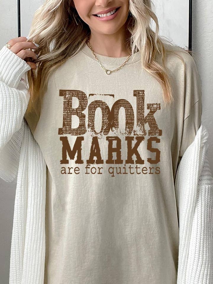 Les marque-pages sont pour les t-shirts en coton épais et graphique. pour la vente par COLORBEAR