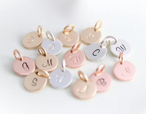 Mytinystarshining - Vente Breloques/médailles personnalisées - Breloque initiale en or rose 14 carats, or 14 carats ou argent sterling0
