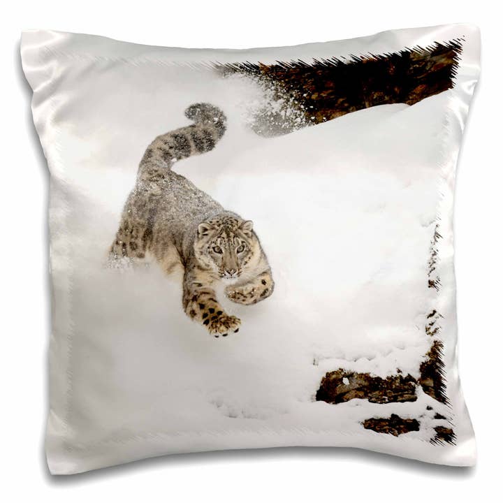 3dRose, Léopard des neiges dans la neige hivernale., Taie d'oreiller pour la vente par 3dRose