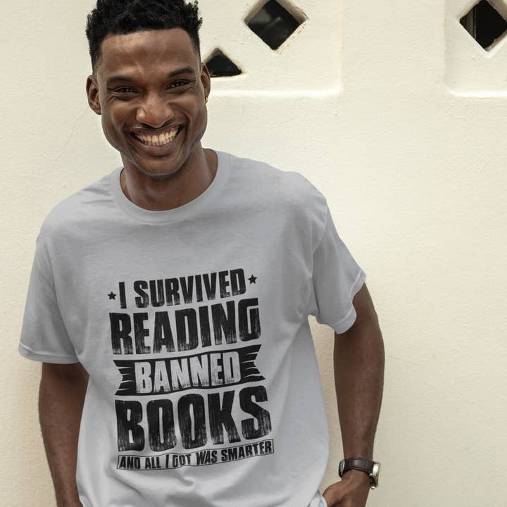 Camiseta para adultos: sobreviví leyendo libros prohibidos y me hice más inteligente para venta al por mayor de Words of Ivy