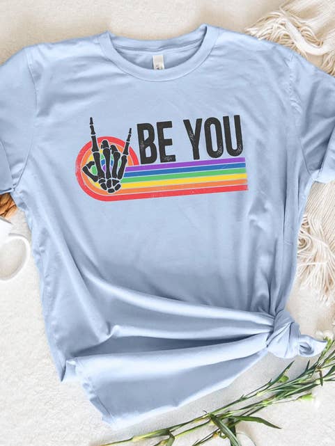 Sei Du Retro Regenbogen Unisex T-Shirt für den Großhandel von Boho Bloom Emporium