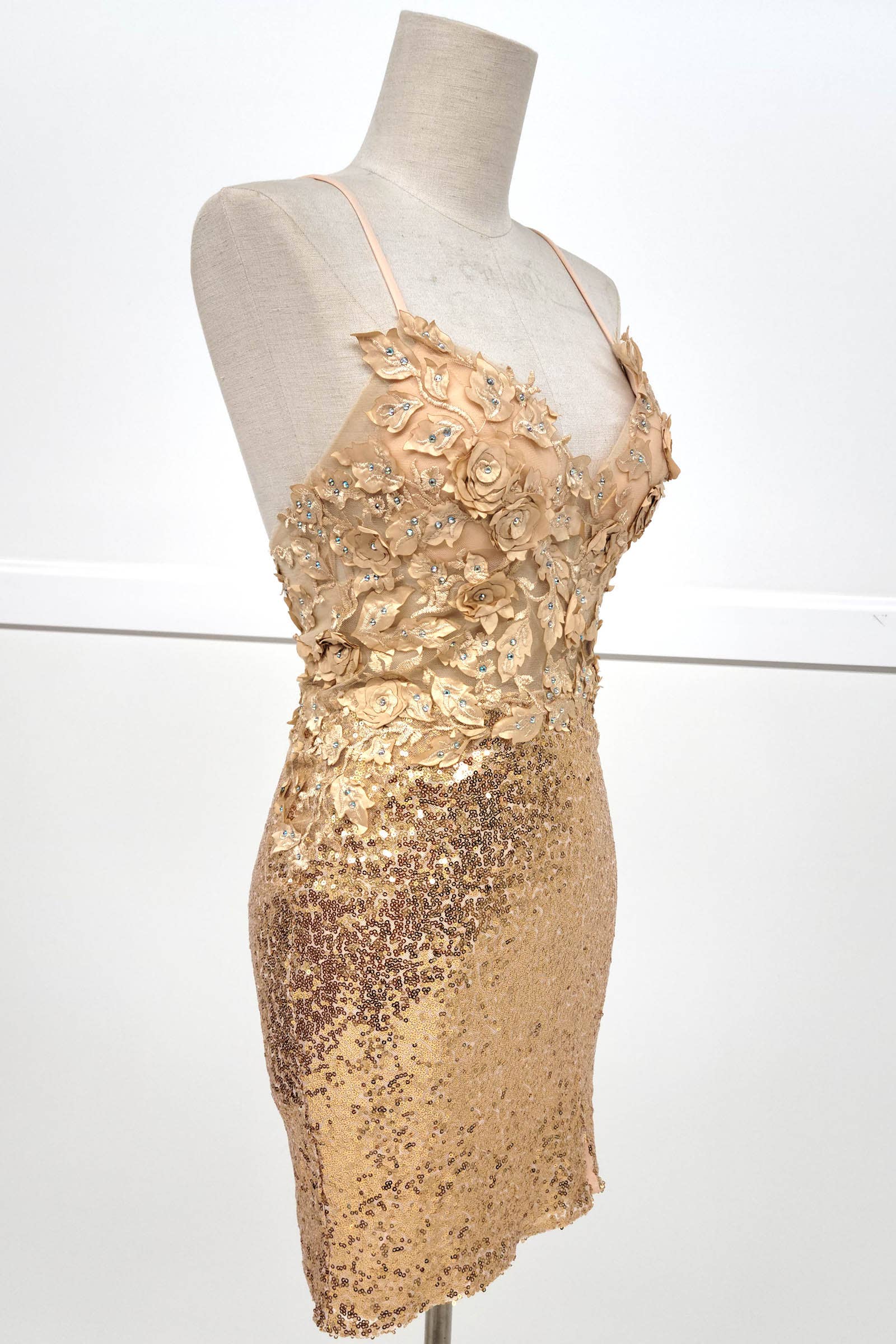 Chicas - Vente Robe – femme - Robe courte à paillettes et broderies florales C80822