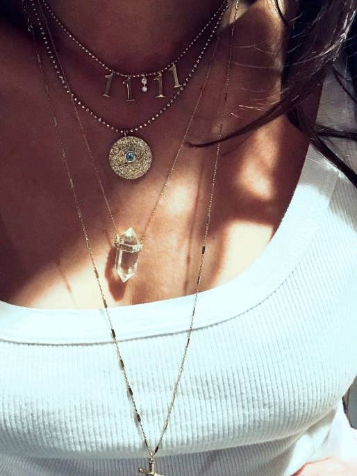 11:11 Collier en quartz transparent pour la vente par Nayla Jewelry