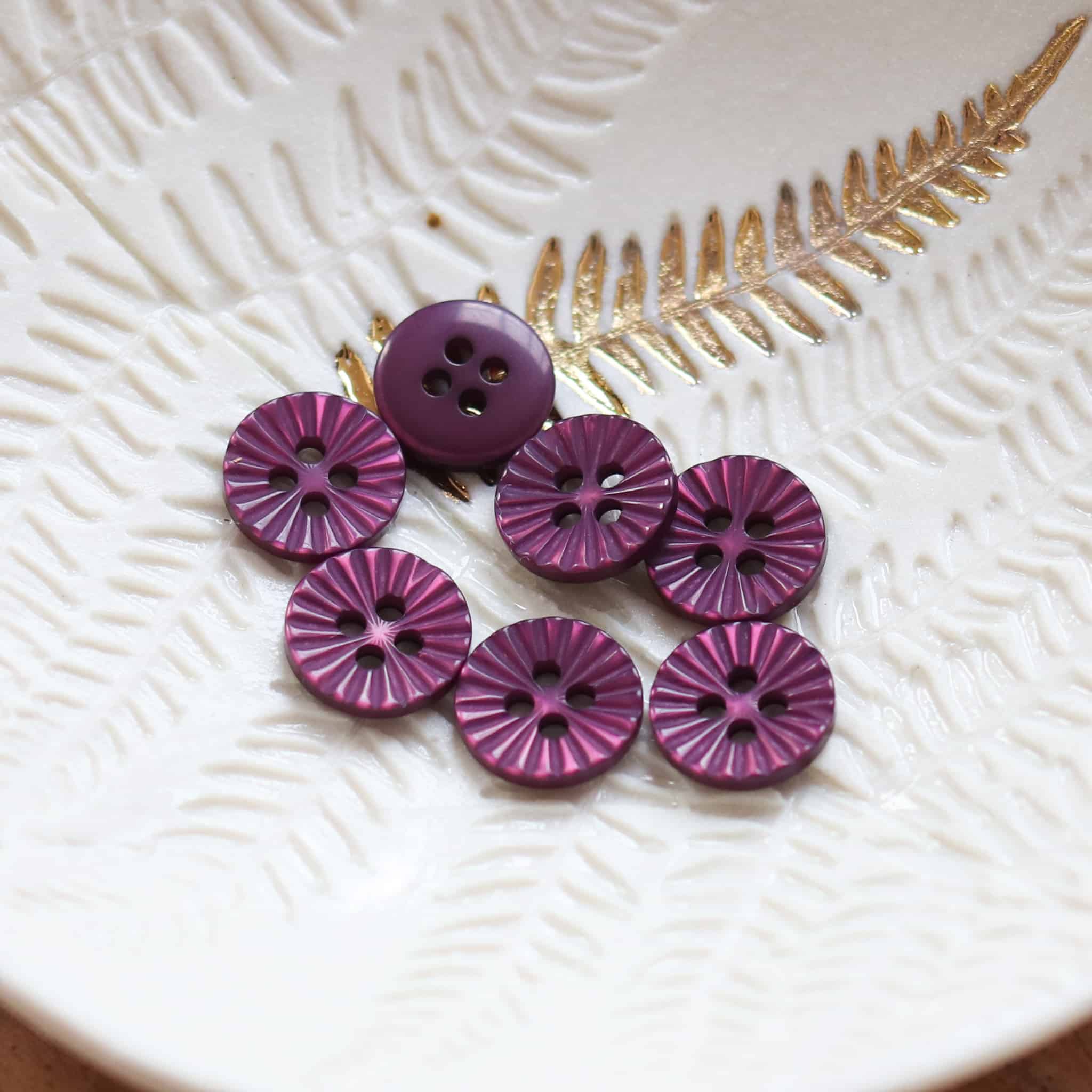 Lise Tailor – Großhandel Knopf/Druckknopf zum Annähen – Daisy Knöpfe mit Blütenblattmuster, 12 mm11