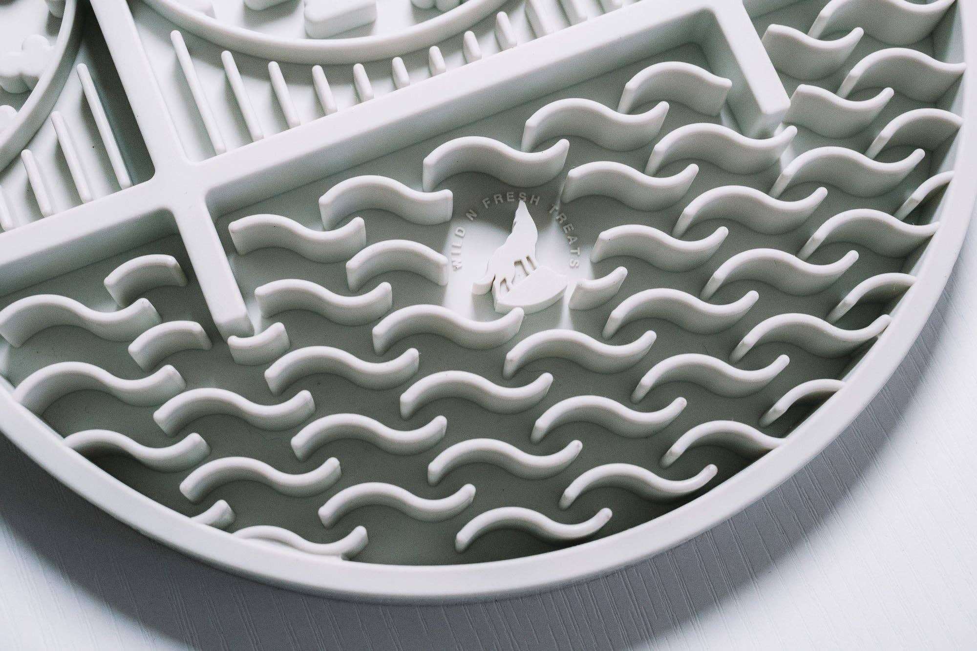 Wild n Fresh Treats - Wholesale Voedermat - Hond - Bridge Grub Mat met brug-, oceaan- en wolkentextuur voor dierenvoer1