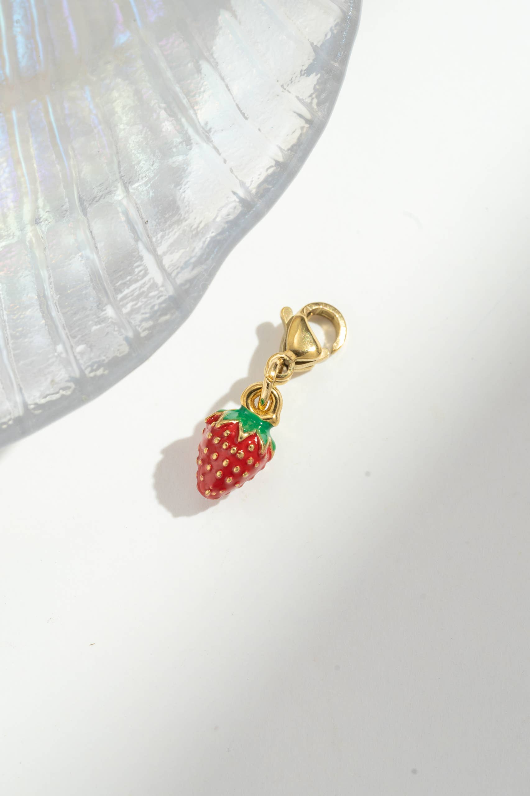 COSMOS – wholesale Individuell berlock/hänge – Litet rött jordgubbsberlock i rostfritt stål0