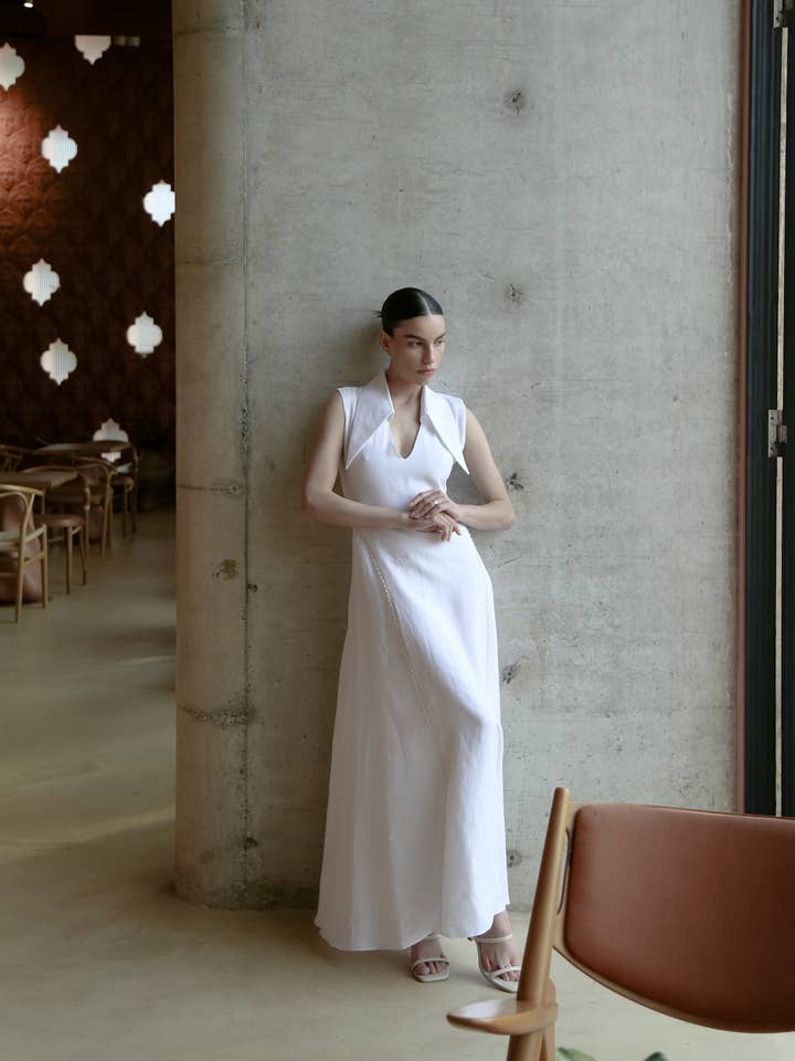 Abito maxi senza maniche in lino bianco Amari per la vendita all'ingrosso da parte di MAET