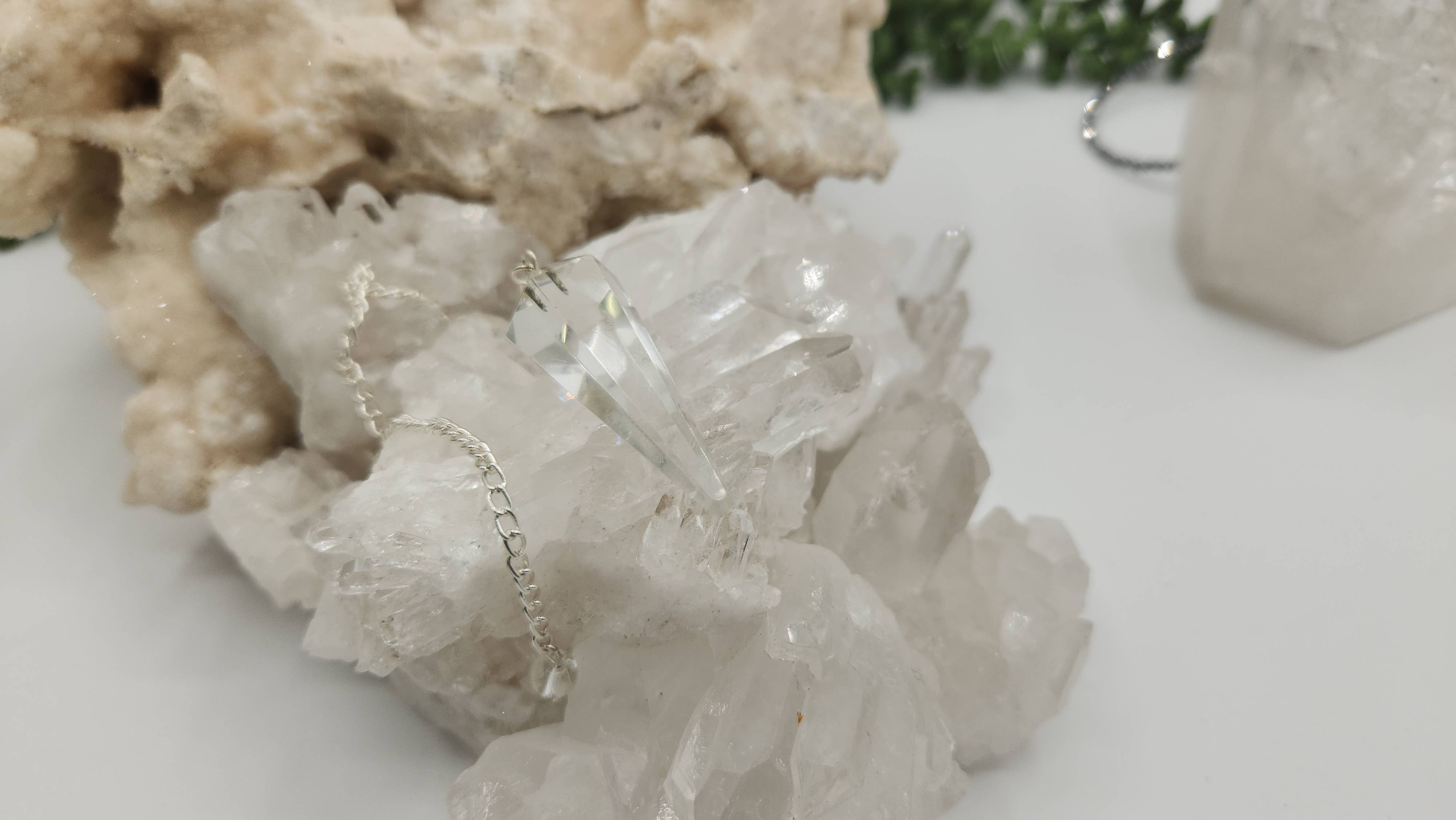 Meraki Gemstones – wholesale Pendelbräda – Klar kvarts pendel med silverpläterad kedja4