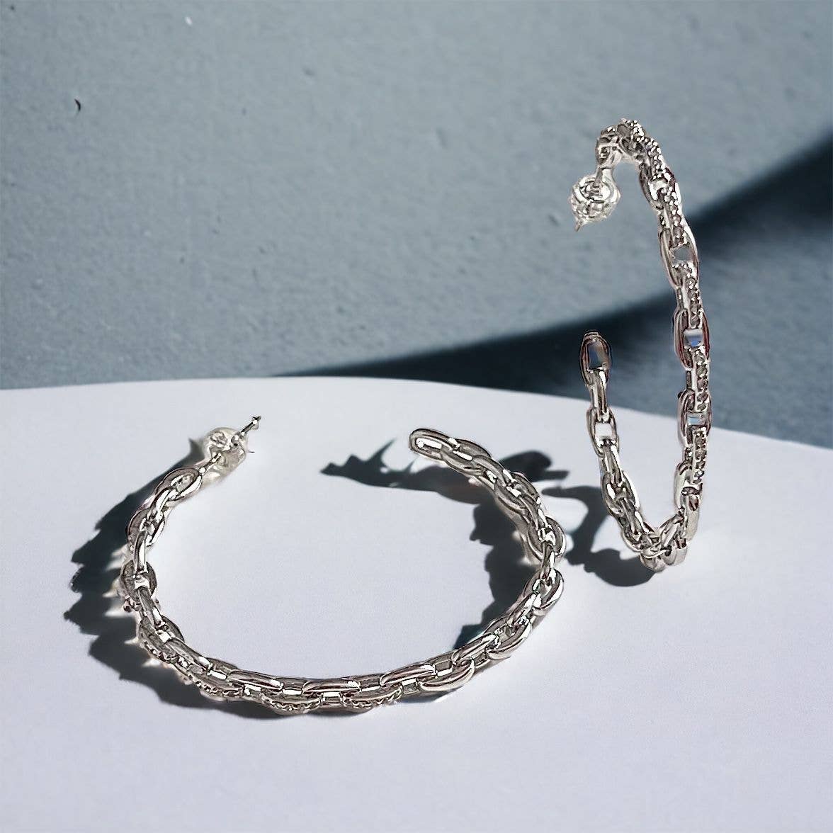 AF Design - Wholesale Oorringen - Hoepeloorbellen van 40 mm met zirkonia accent en paperclip4