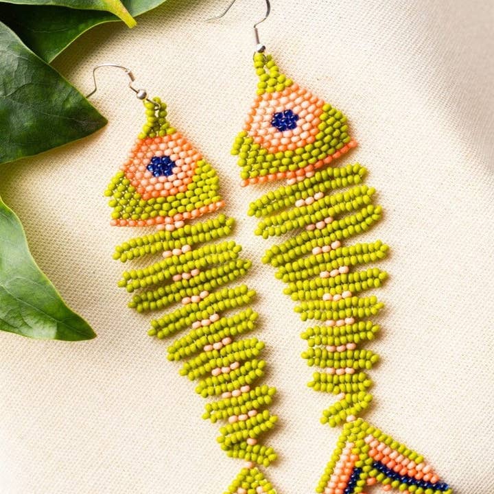 Funky Fossil - Perleøreringe inspireret af dyr for engroshandel hos Mother Sierra