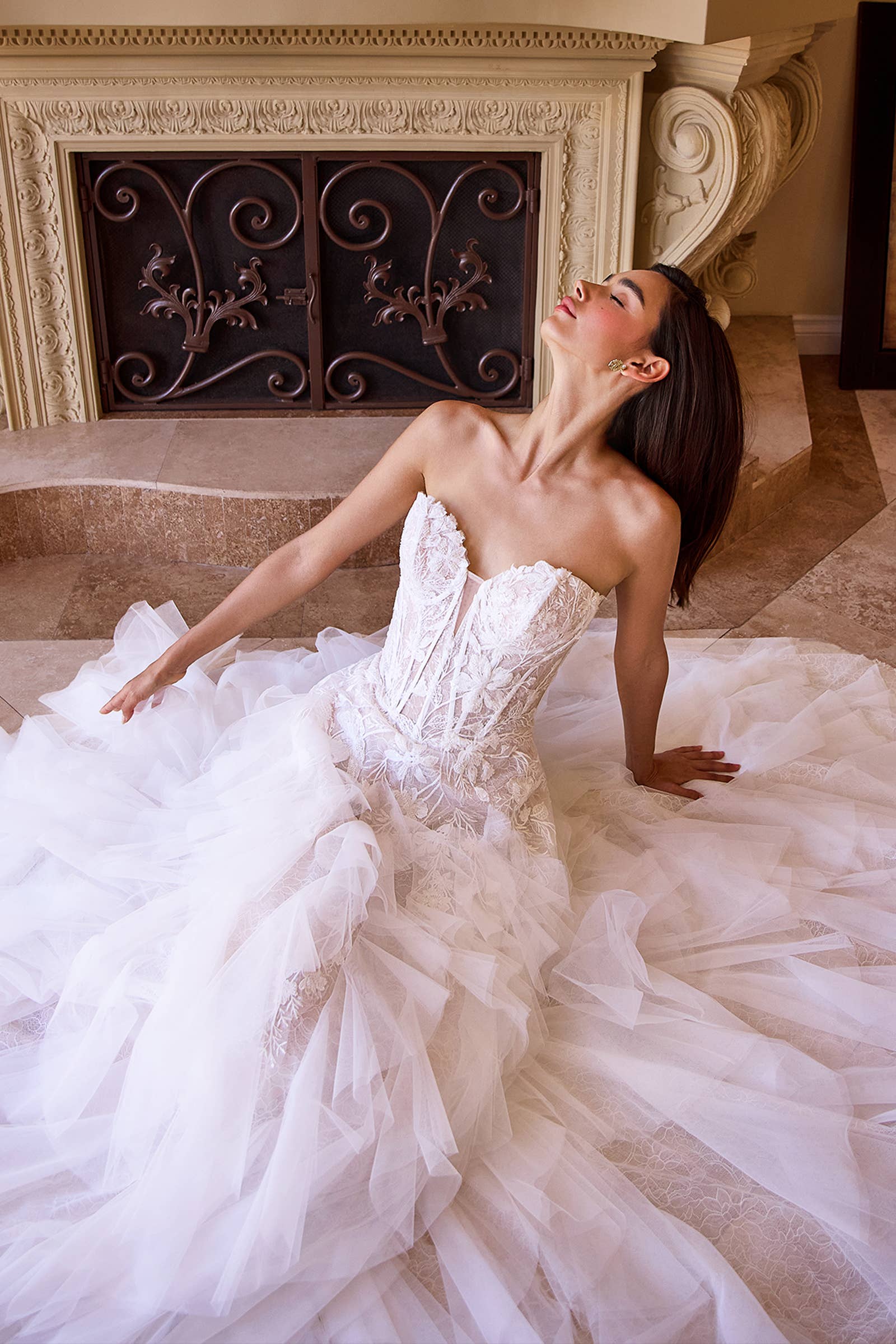 Off White-Nude Abito da sposa con vita bassa a cascata e scollatura senza spalline in vendita all'ingrosso su Faire1